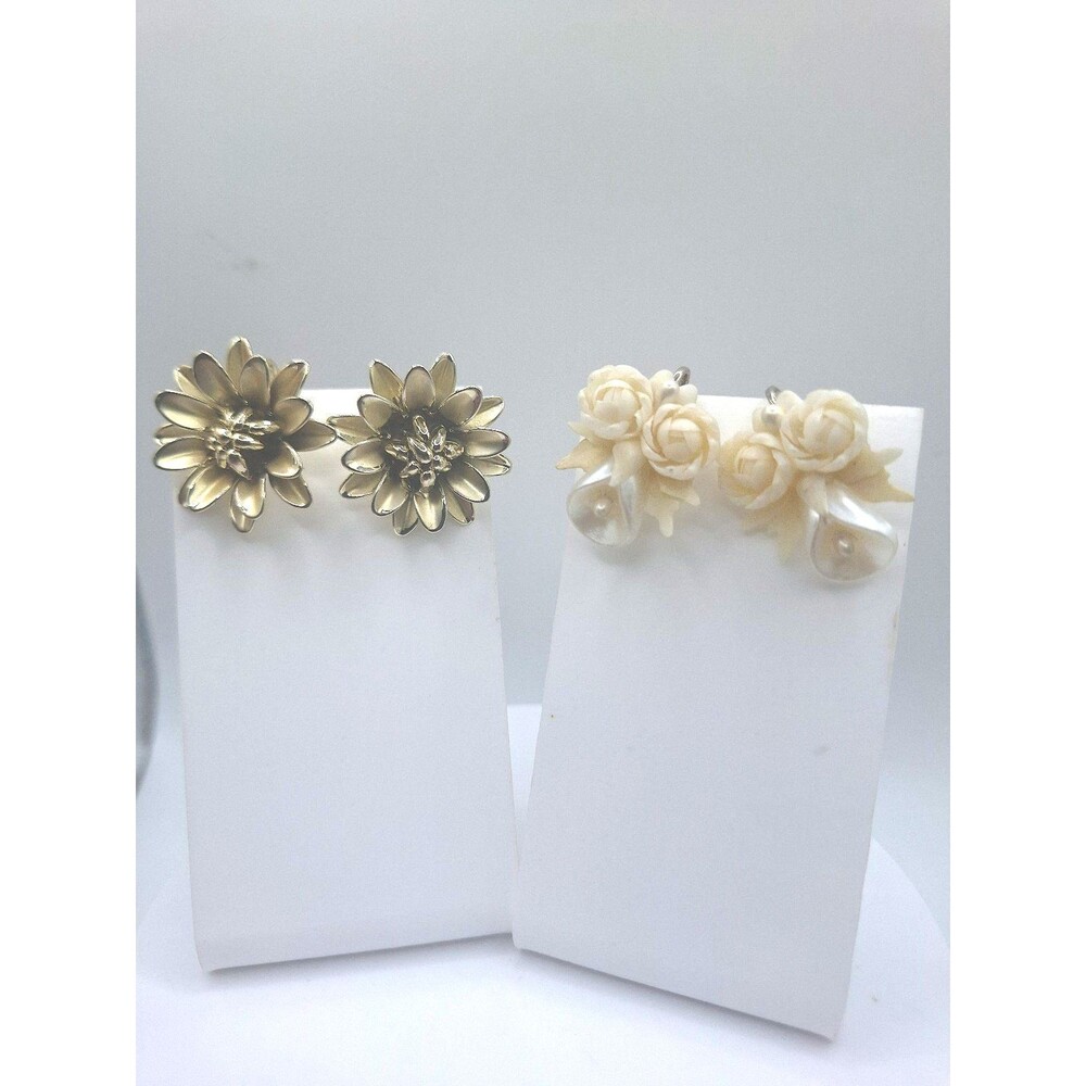 2 Pairs of Floral Vintage Screw-on / Screw-back Earrings